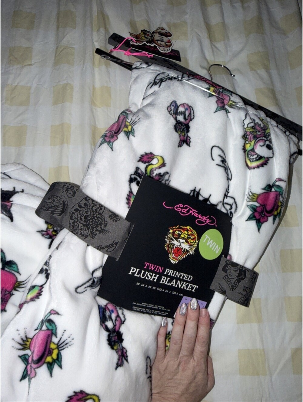Ed Hardy Twin Plush Blanket Skull Heart Tattoo White 60x90 NWT - Picture 6 of 7